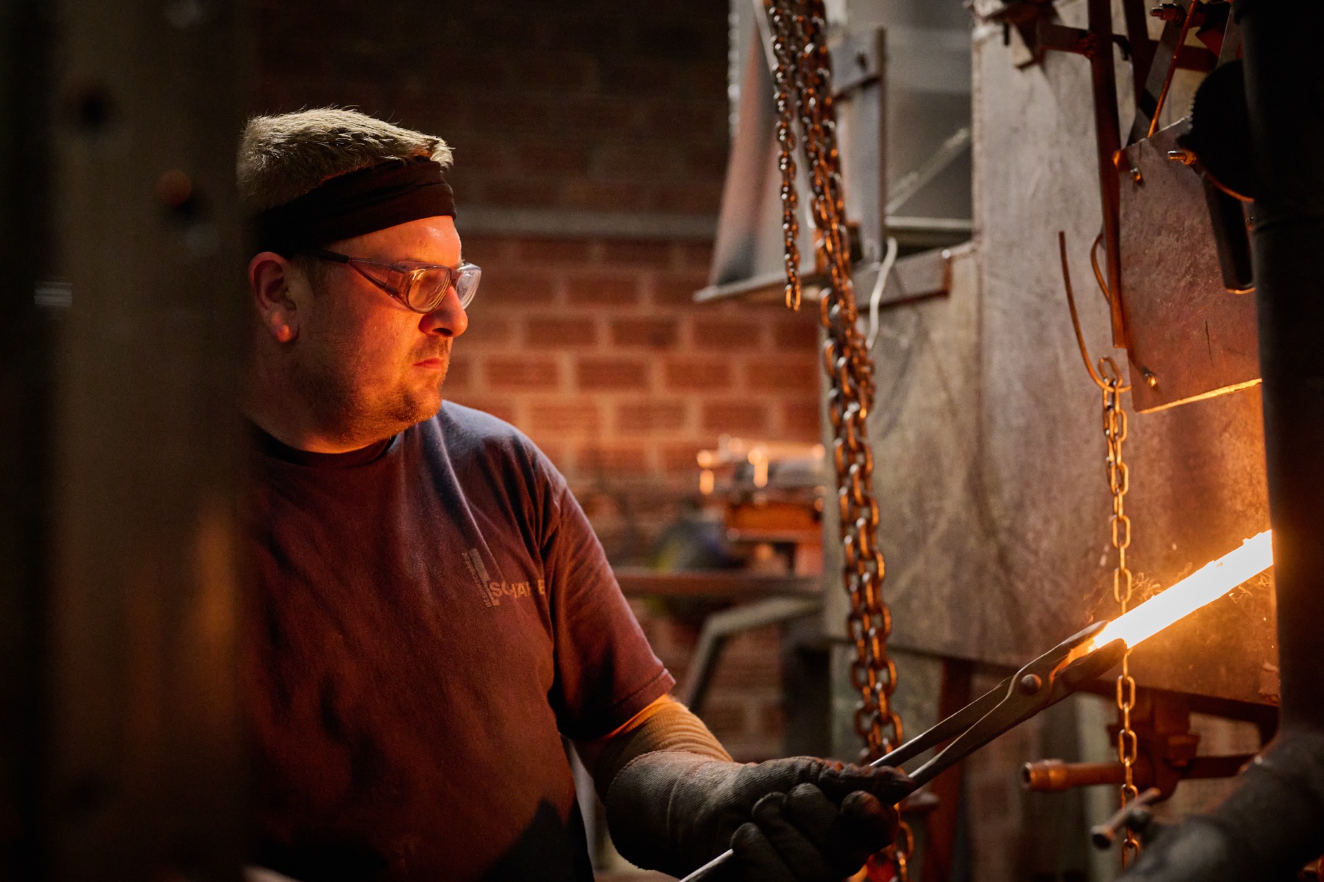 Schmied bei der Arbeit in der Gesenkschmiede in Solingen